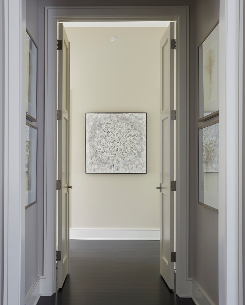 Aménagement d'un petit couloir contemporain avec un mur beige, parquet foncé et un sol marron.