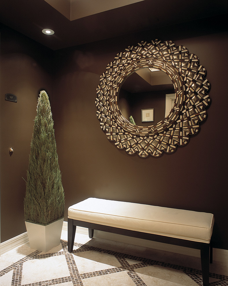 Idee per un ingresso o corridoio minimal di medie dimensioni con pareti marroni e pavimento con piastrelle in ceramica