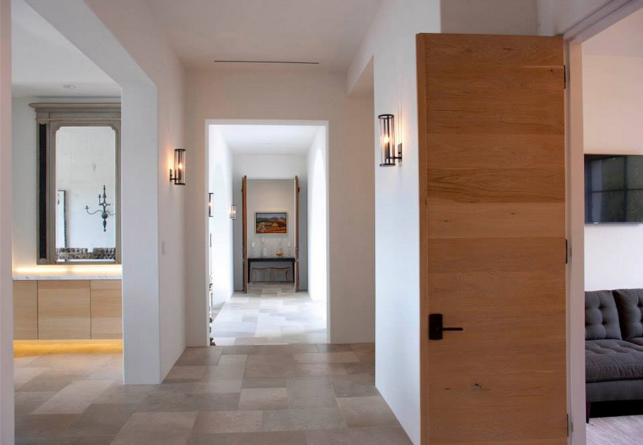 Свежая идея для дизайна: коридор среднего размера в современном стиле с белыми стенами и полом из известняка - отличное фото интерьера