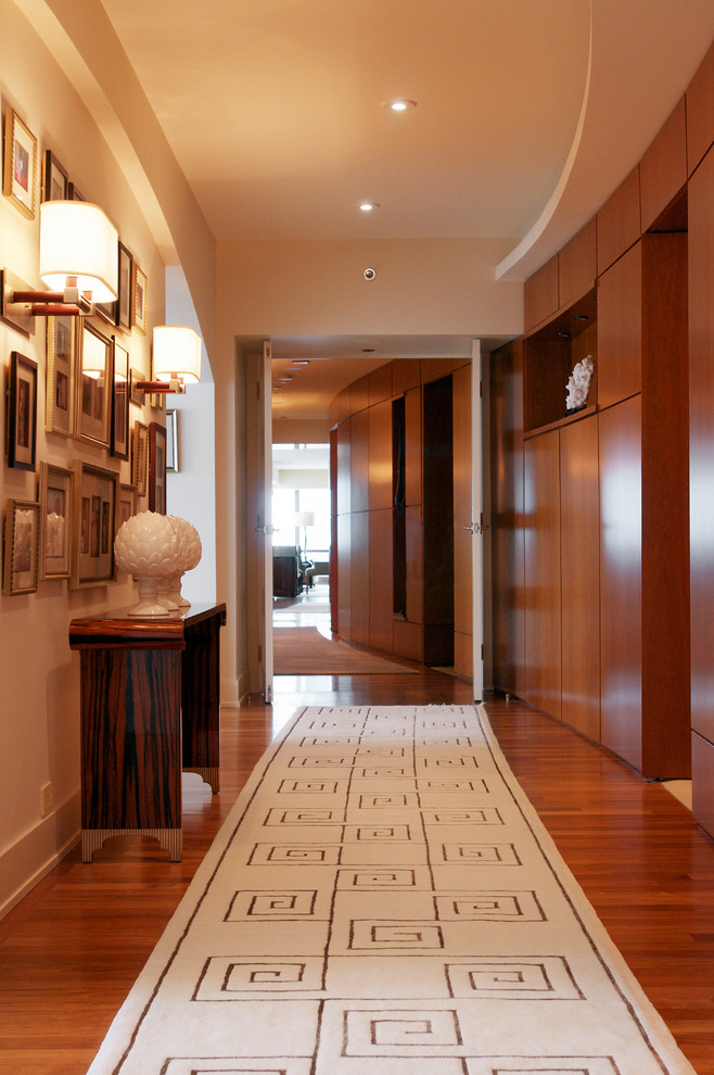Idées déco pour un grand couloir contemporain avec un mur marron, un sol en bois brun et un sol marron.