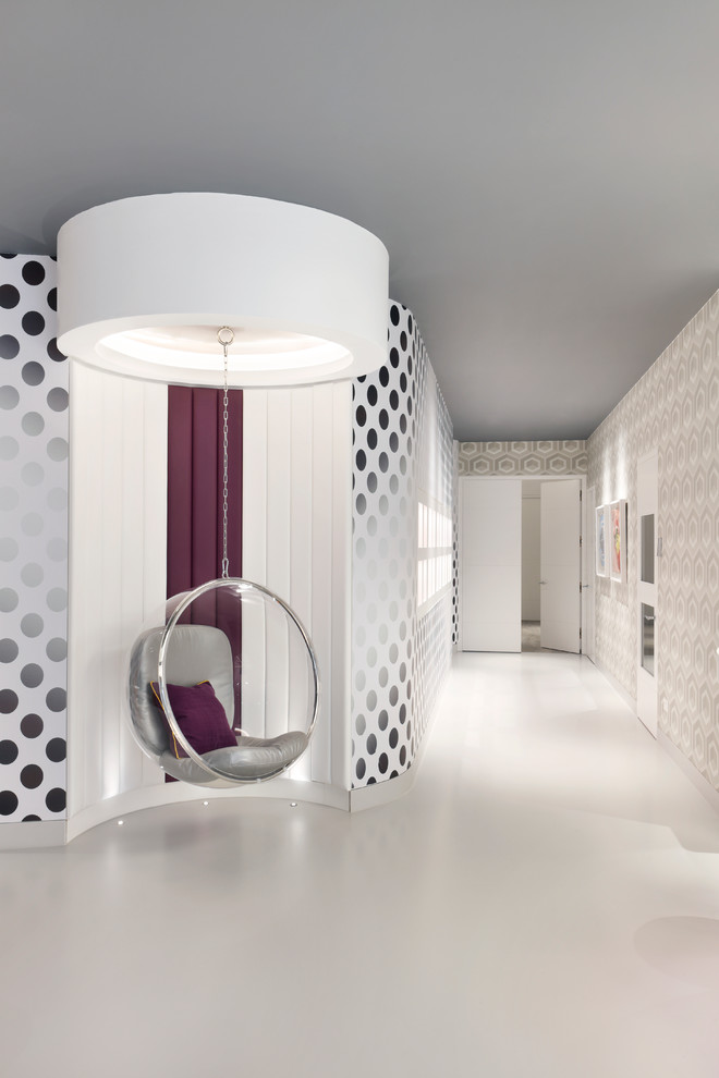 Idee per un ingresso o corridoio minimalista di medie dimensioni con pareti bianche