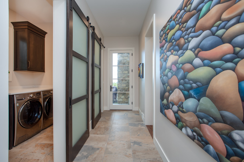 Источник вдохновения для домашнего уюта: коридор среднего размера в современном стиле с белыми стенами, полом из керамогранита и разноцветным полом