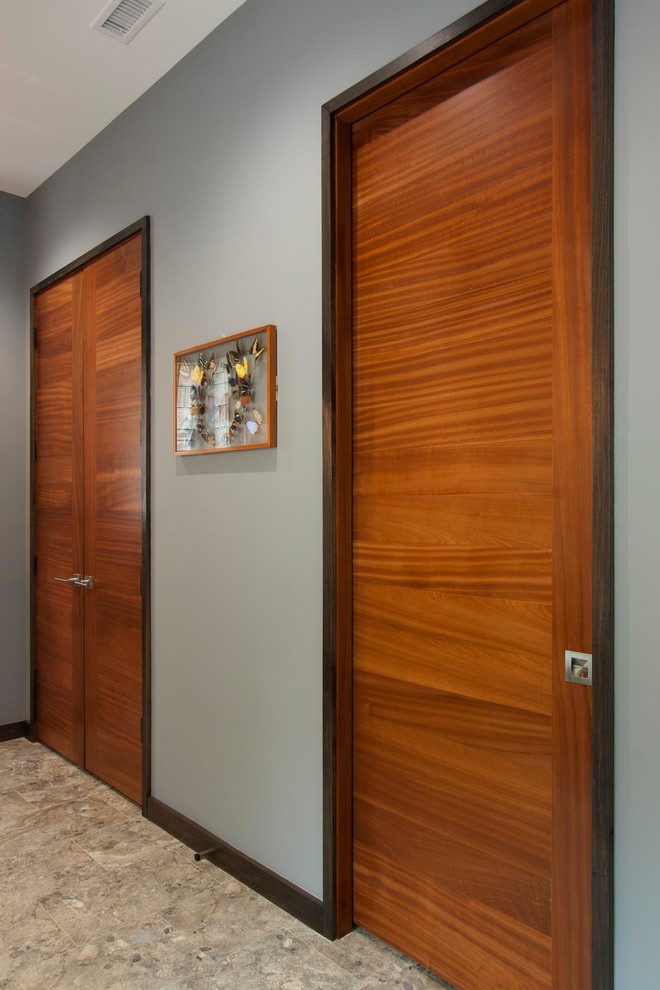 Свежая идея для дизайна: большой коридор в современном стиле с коричневыми стенами, полом из керамогранита и коричневым полом - отличное фото интерьера