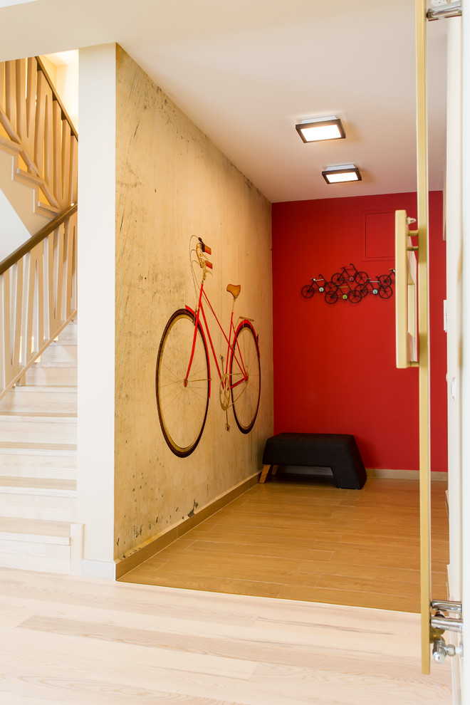 Стильный дизайн: маленький коридор в стиле фьюжн с красными стенами, полом из керамической плитки и коричневым полом для на участке и в саду - последний тренд