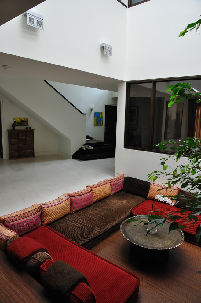 Источник вдохновения для домашнего уюта: коридор среднего размера в современном стиле с белыми стенами и полом из известняка