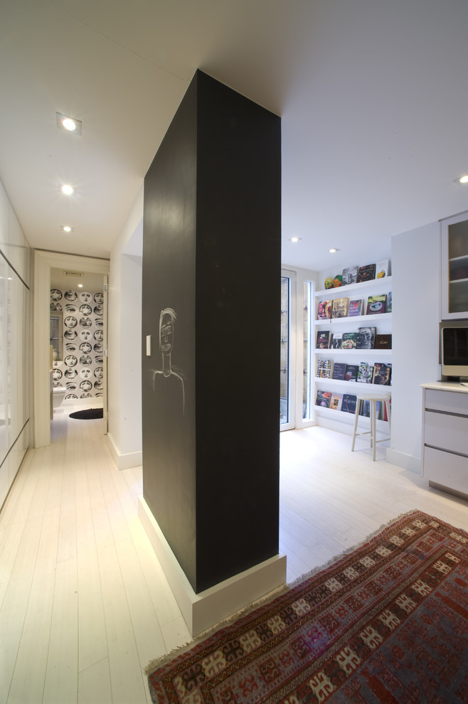 Idées déco pour un couloir contemporain avec un mur blanc, parquet clair et un sol blanc.