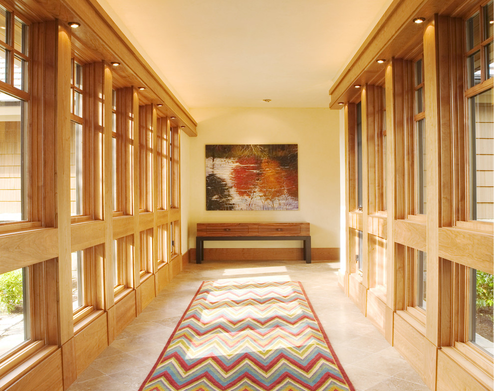 Ejemplo de recibidores y pasillos tradicionales renovados con paredes beige