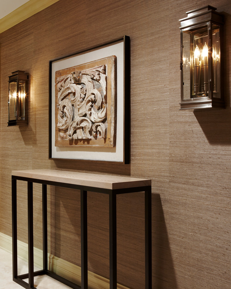 На фото: коридор среднего размера в современном стиле с коричневыми стенами и бежевым полом