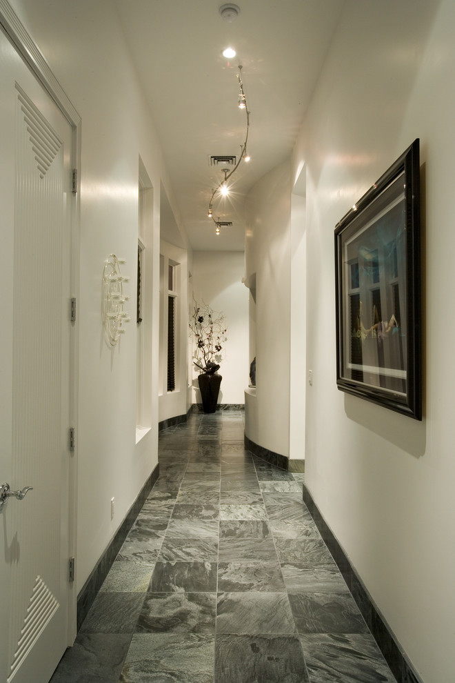 Foto de recibidores y pasillos contemporáneos con paredes blancas, suelo gris y iluminación