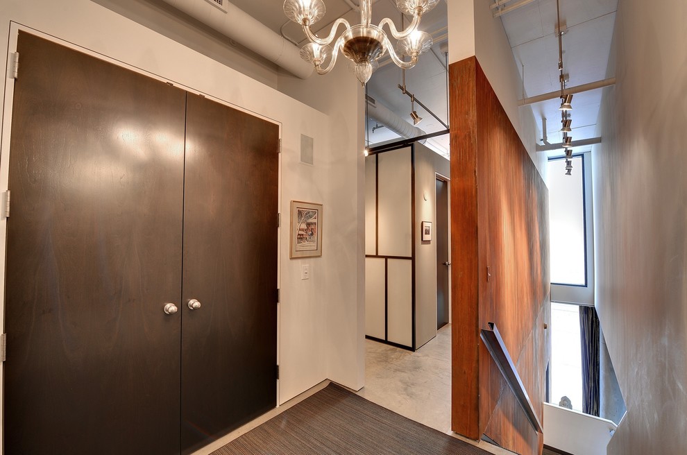 Cette image montre un couloir design avec sol en béton ciré.