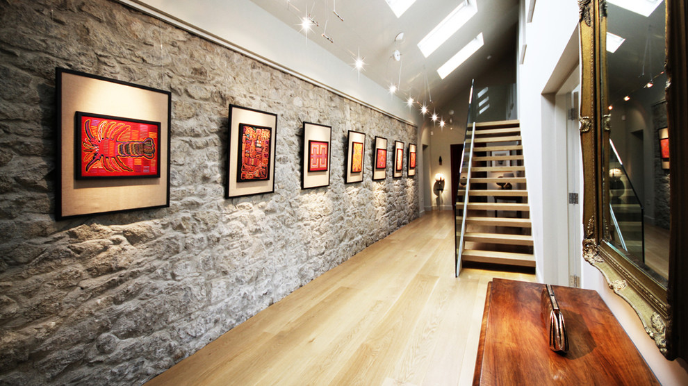 ダブリンにある広いコンテンポラリースタイルのおしゃれな廊下 (淡色無垢フローリング) の写真