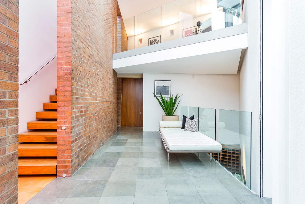 На фото: коридор в современном стиле с белыми стенами с