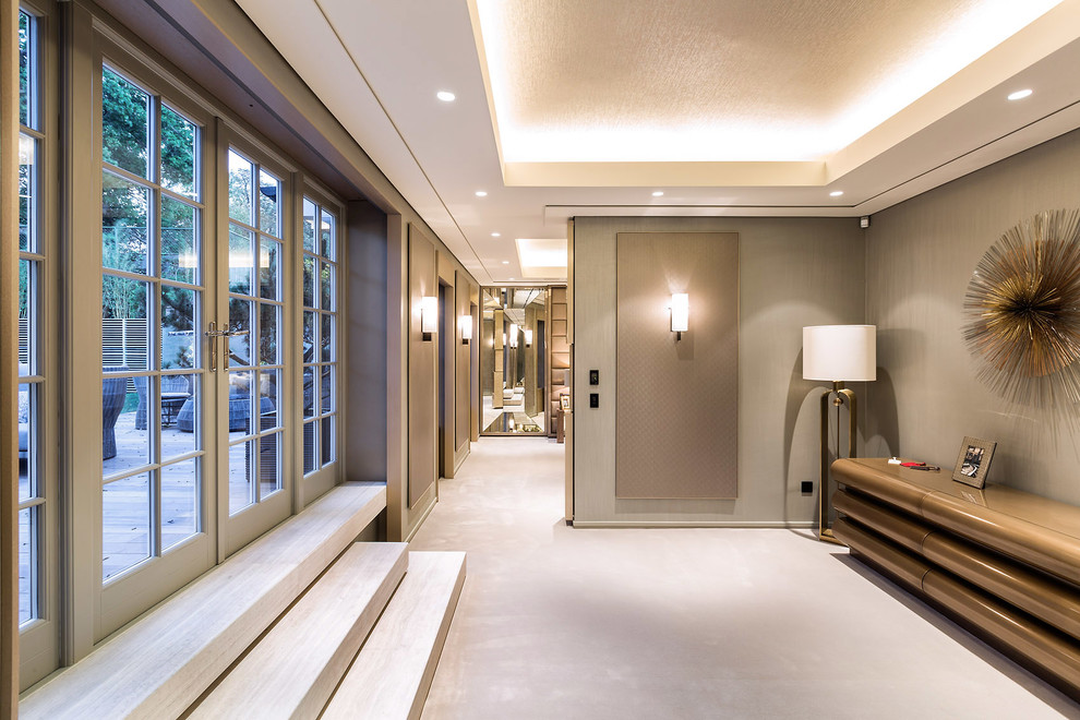 Источник вдохновения для домашнего уюта: коридор: освещение в современном стиле с серыми стенами и ковровым покрытием