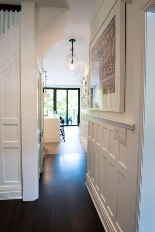 Источник вдохновения для домашнего уюта: коридор среднего размера в современном стиле с белыми стенами и темным паркетным полом