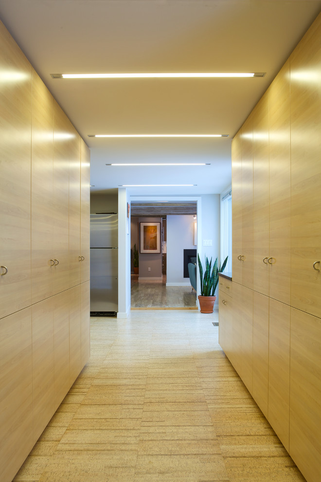 На фото: большой коридор в современном стиле с бежевыми стенами и полом из бамбука с