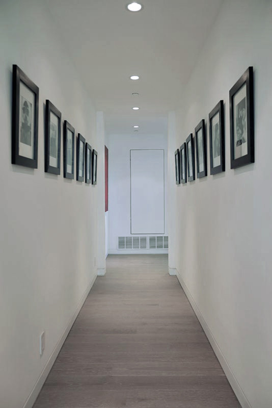 Idee per un grande ingresso o corridoio minimal con pareti bianche e parquet chiaro