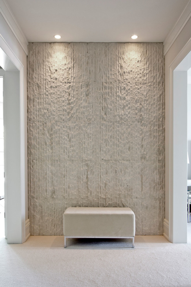 Идея дизайна: коридор среднего размера в современном стиле с ковровым покрытием, бежевыми стенами и серым полом