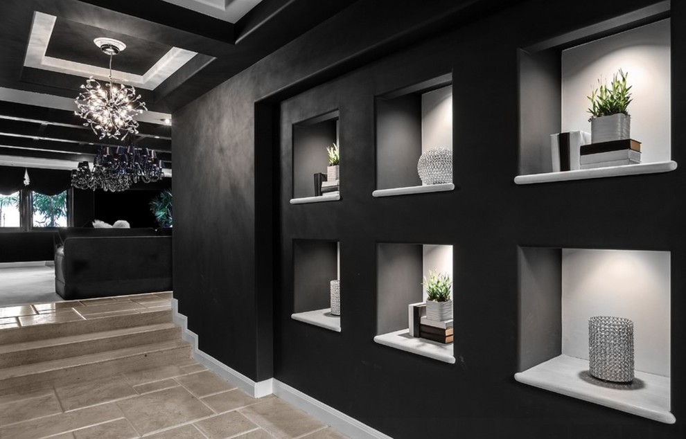 Ispirazione per un ingresso o corridoio minimal di medie dimensioni con pareti nere e pavimento con piastrelle in ceramica