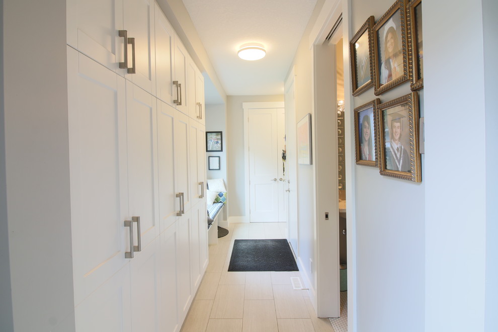 Aménagement d'un couloir contemporain de taille moyenne avec un mur gris et un sol blanc.