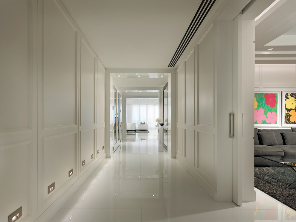 Идея дизайна: коридор в современном стиле с белым полом
