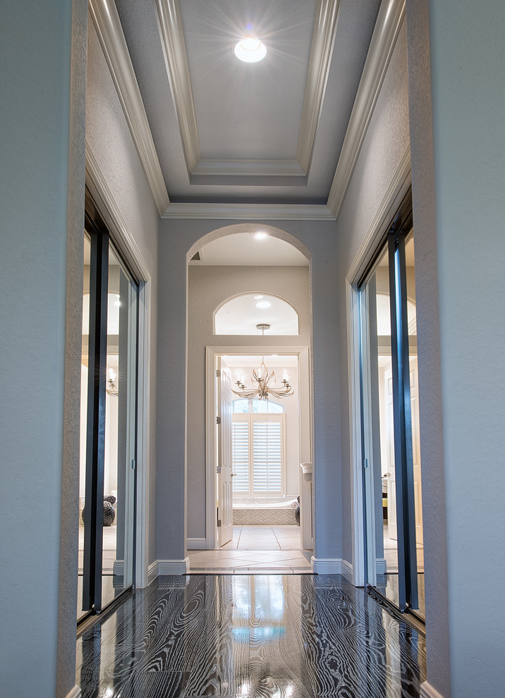 Стильный дизайн: большой коридор в современном стиле с серыми стенами - последний тренд