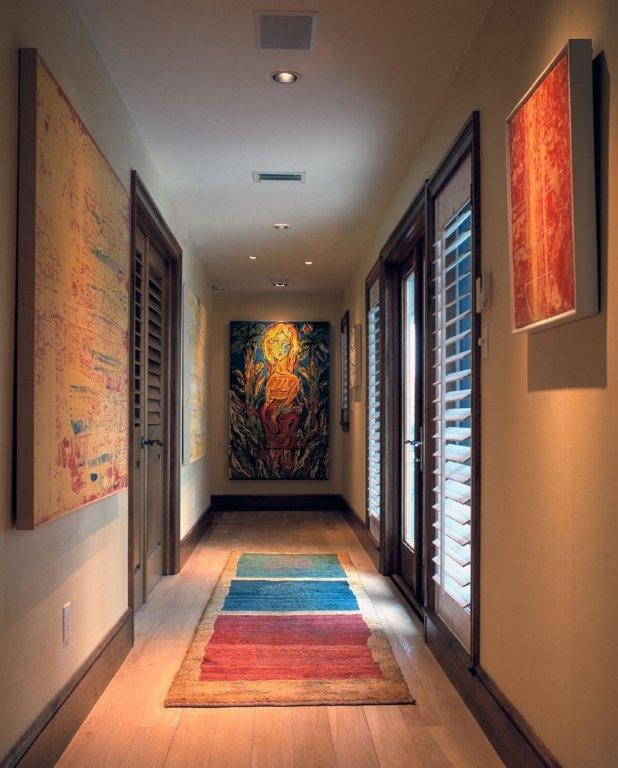 マイアミにある広いトロピカルスタイルのおしゃれな廊下 (ベージュの壁、淡色無垢フローリング) の写真