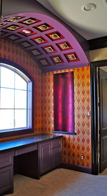 На фото: маленький коридор в стиле фьюжн с разноцветными стенами и ковровым покрытием для на участке и в саду с