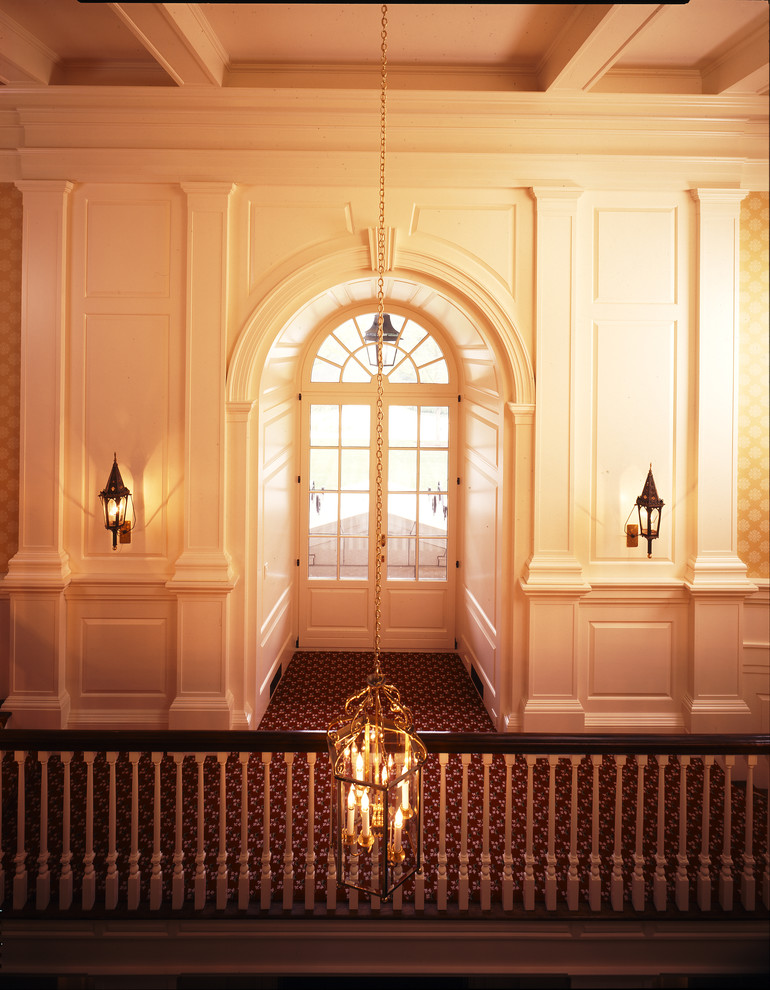 Пример оригинального дизайна: коридор среднего размера в классическом стиле с бежевыми стенами и ковровым покрытием