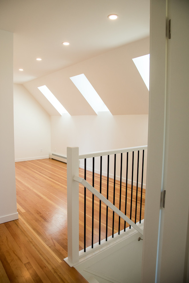 Exemple d'un grand couloir chic avec un mur blanc, un sol en vinyl et un sol marron.