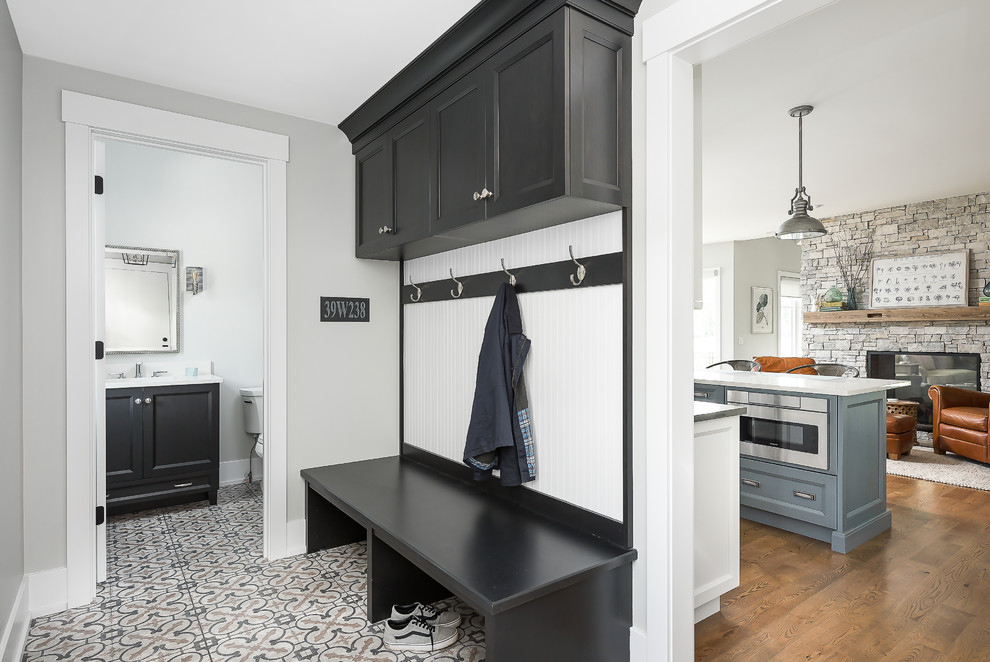 Источник вдохновения для домашнего уюта: коридор среднего размера в стиле неоклассика (современная классика) с серыми стенами, полом из керамической плитки и разноцветным полом
