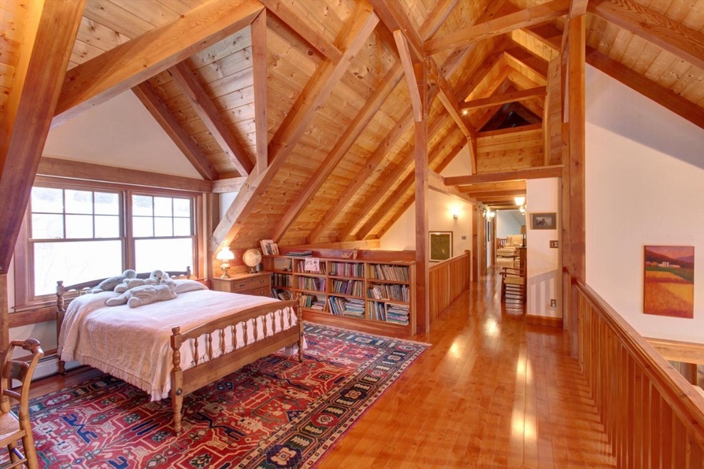 Aménagement d'un couloir craftsman avec un mur blanc et un sol en bois brun.