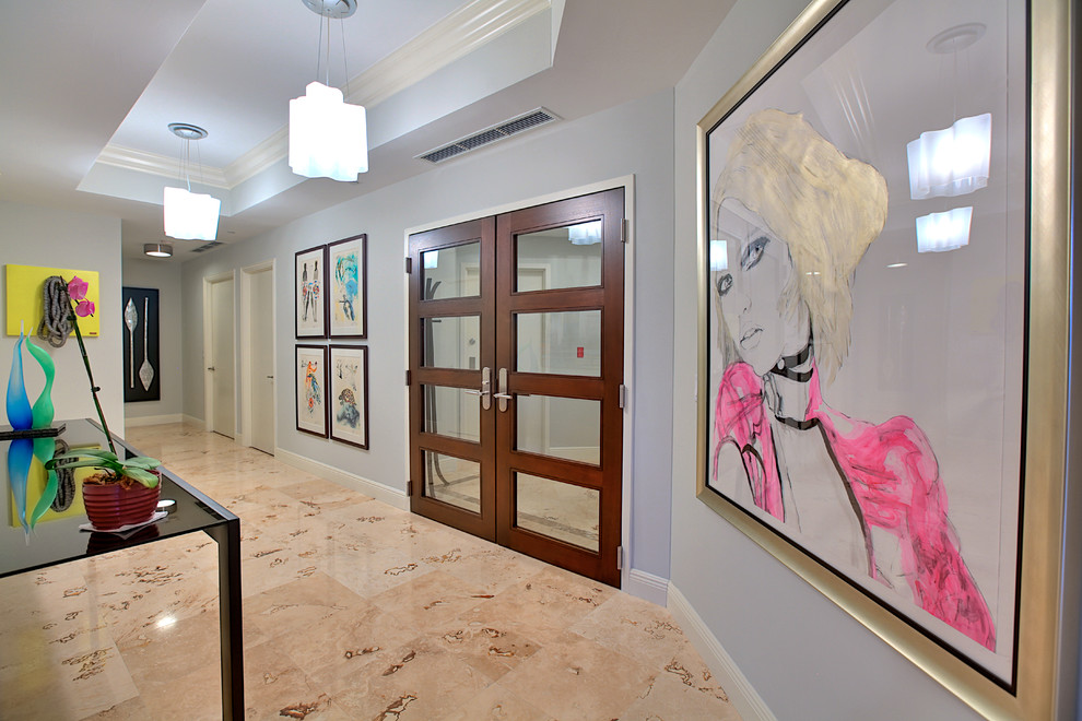 Aménagement d'un couloir contemporain de taille moyenne avec un mur gris et un sol en marbre.