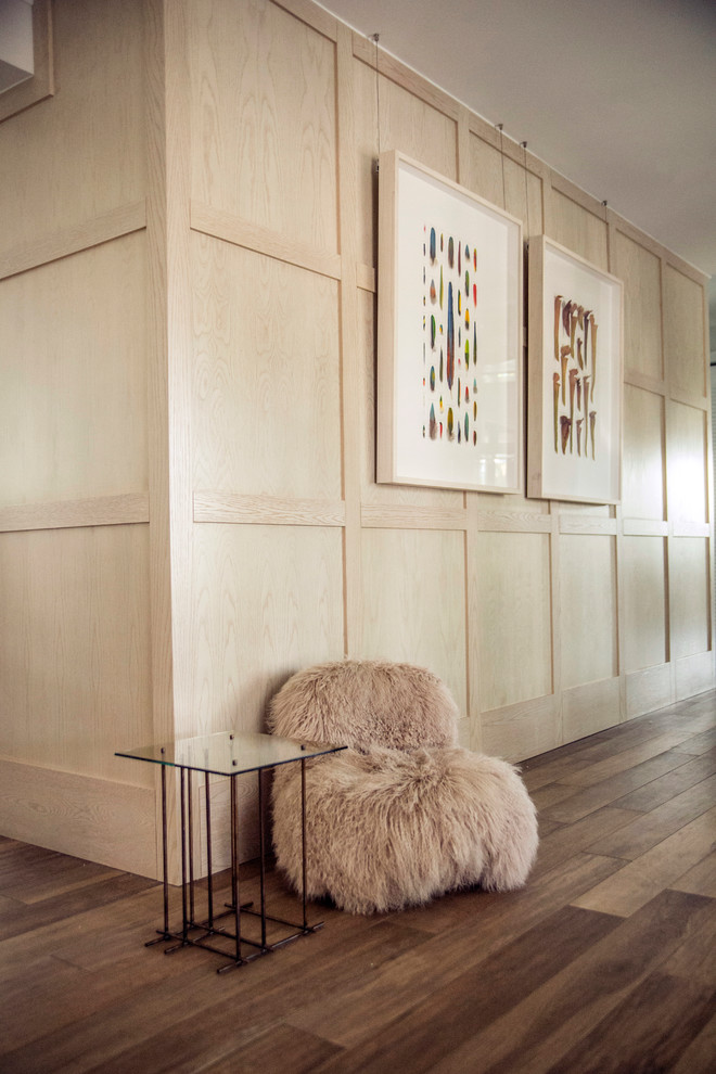 Idéer för mellanstora skandinaviska hallar, med klinkergolv i porslin, vita väggar och brunt golv
