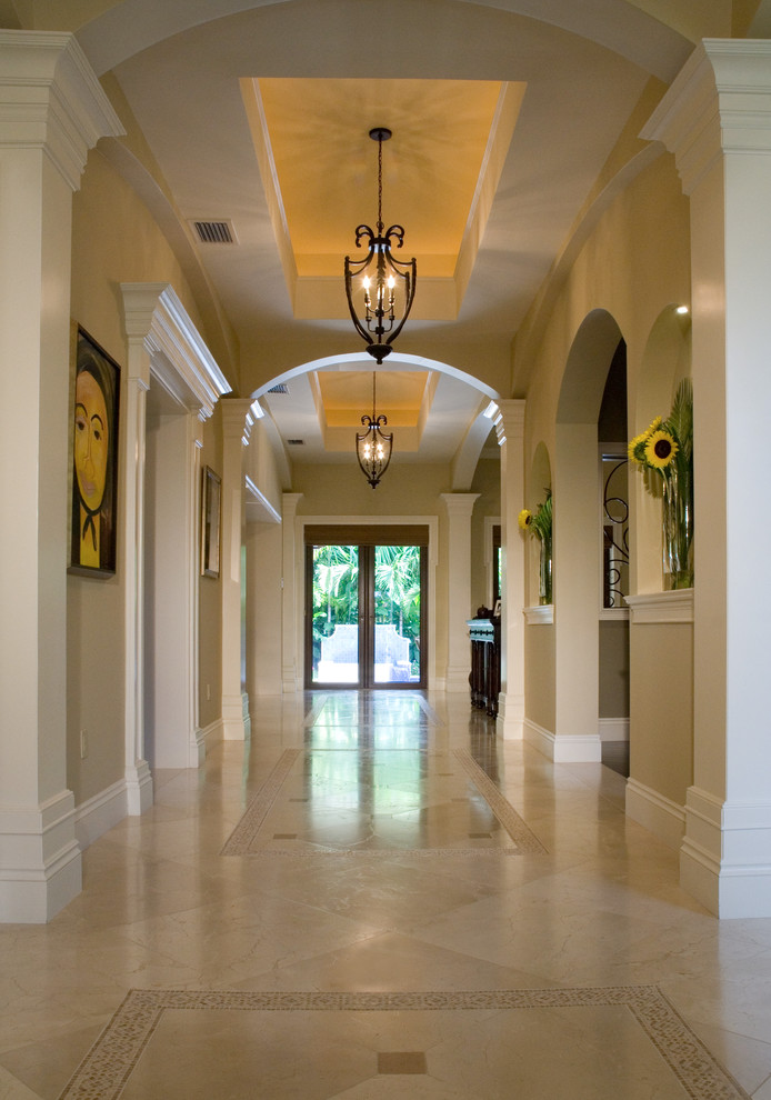 Idee per un grande ingresso o corridoio tradizionale con pareti beige e pavimento in marmo