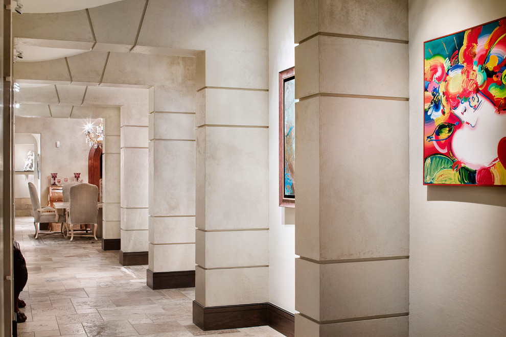 Idée de décoration pour un couloir méditerranéen avec un mur beige et un sol gris.