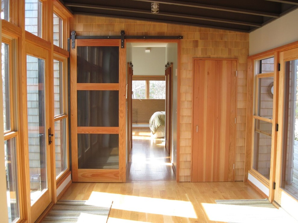 Foto de recibidores y pasillos rurales de tamaño medio con suelo de madera clara