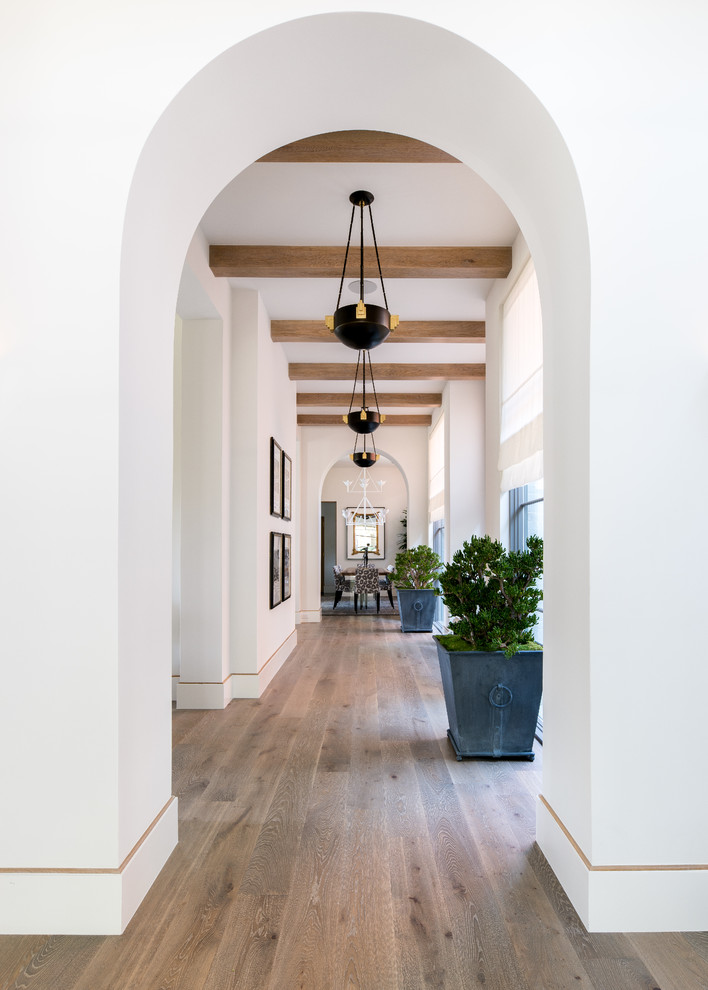 Свежая идея для дизайна: большой коридор в современном стиле с белыми стенами, паркетным полом среднего тона и коричневым полом - отличное фото интерьера