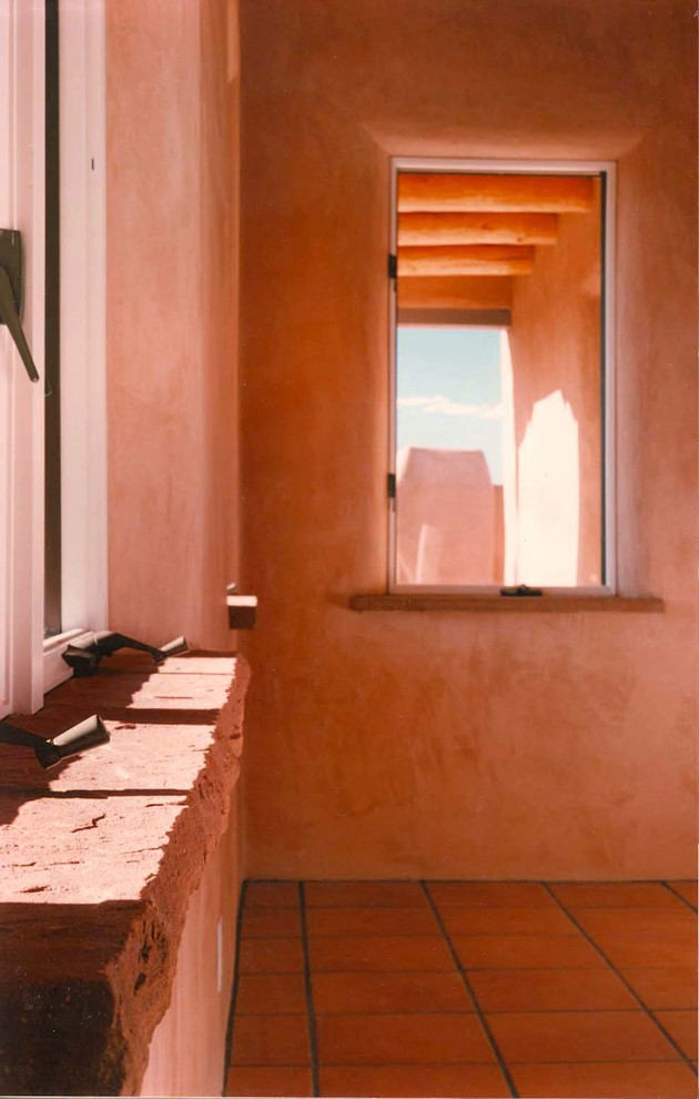 Modelo de recibidores y pasillos de estilo americano de tamaño medio con paredes beige y suelo de baldosas de terracota