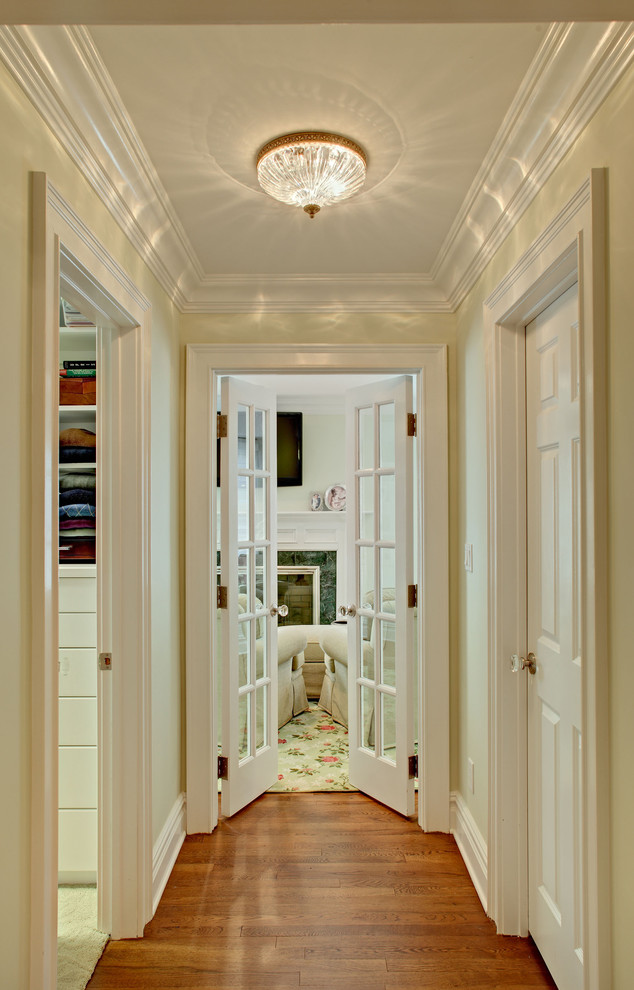 Ispirazione per un grande ingresso o corridoio classico con pareti verdi e pavimento in legno massello medio