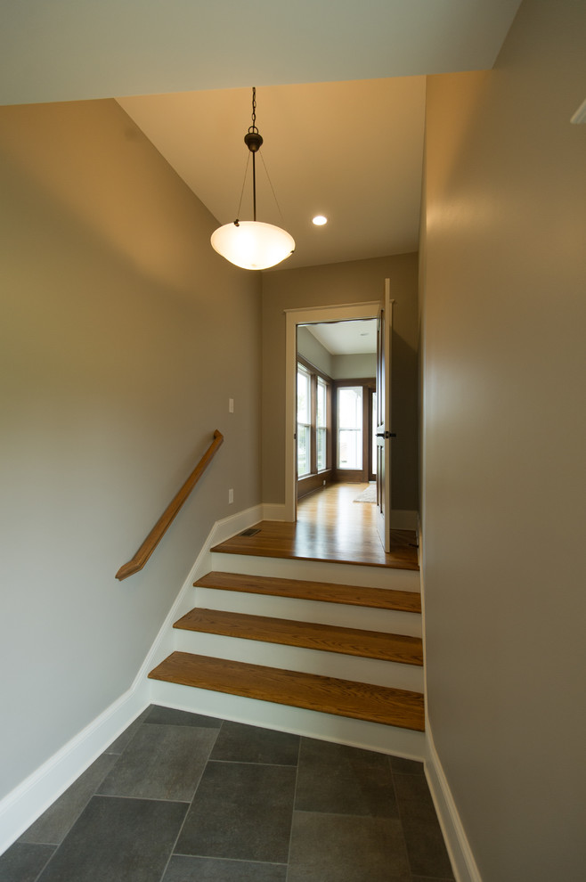 Ispirazione per un ingresso o corridoio contemporaneo di medie dimensioni con pareti beige e pavimento con piastrelle in ceramica