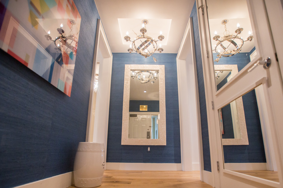 Ispirazione per un ingresso o corridoio classico di medie dimensioni con pareti blu, parquet chiaro e pavimento beige