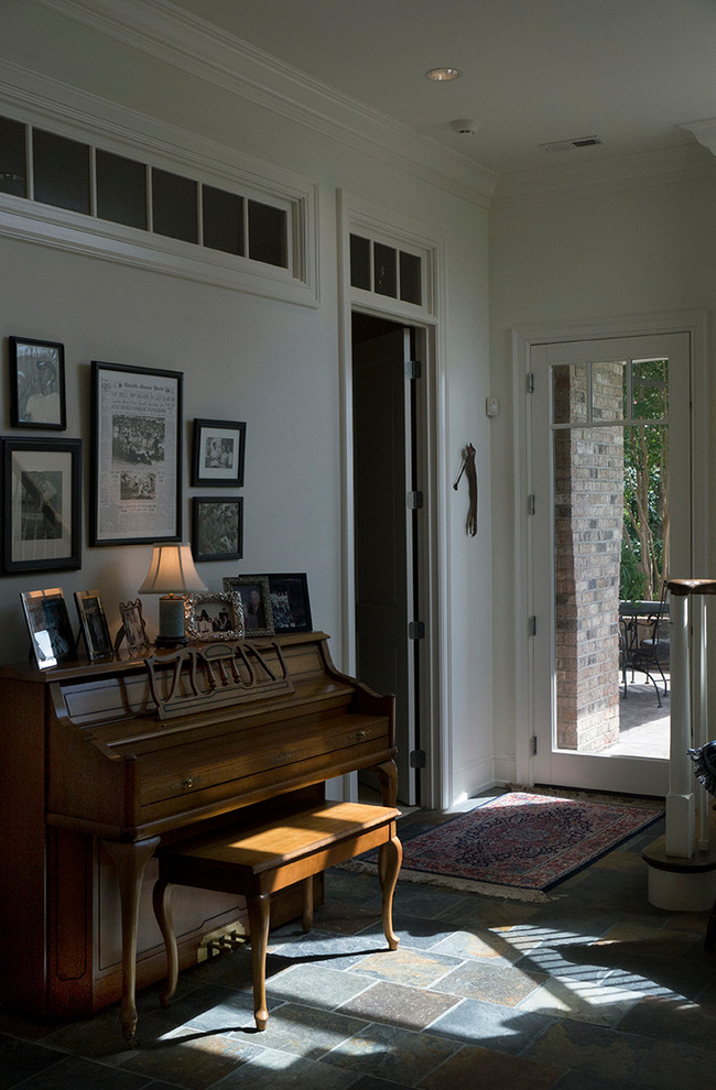 На фото: коридор в классическом стиле с белыми стенами и полом из сланца с