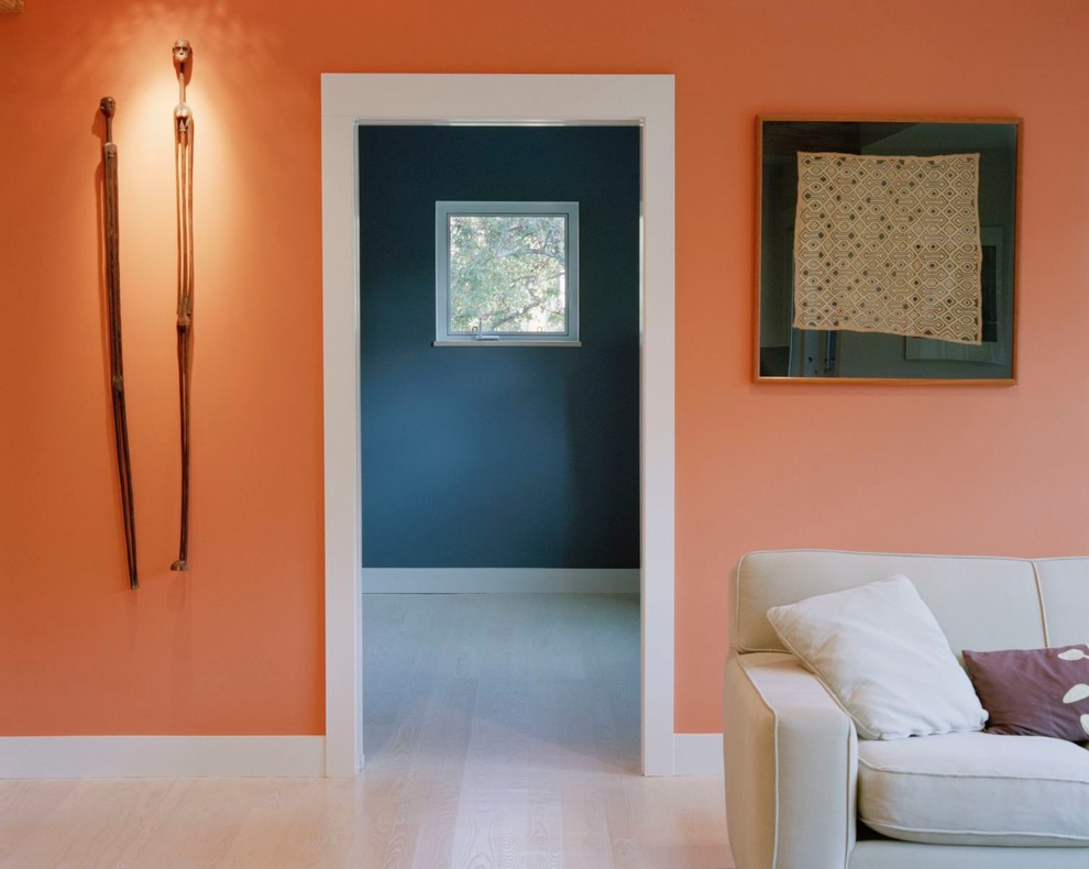 Mittelgroßer Klassischer Flur mit oranger Wandfarbe und hellem Holzboden in Boston