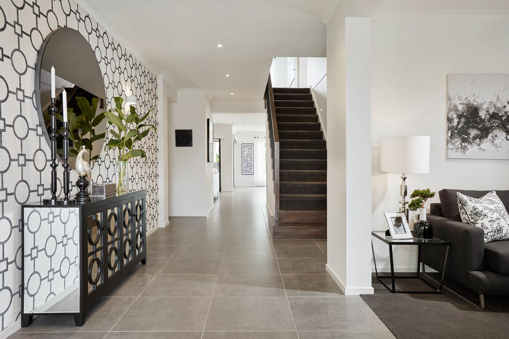 Стильный дизайн: коридор в стиле неоклассика (современная классика) с белыми стенами и серым полом - последний тренд