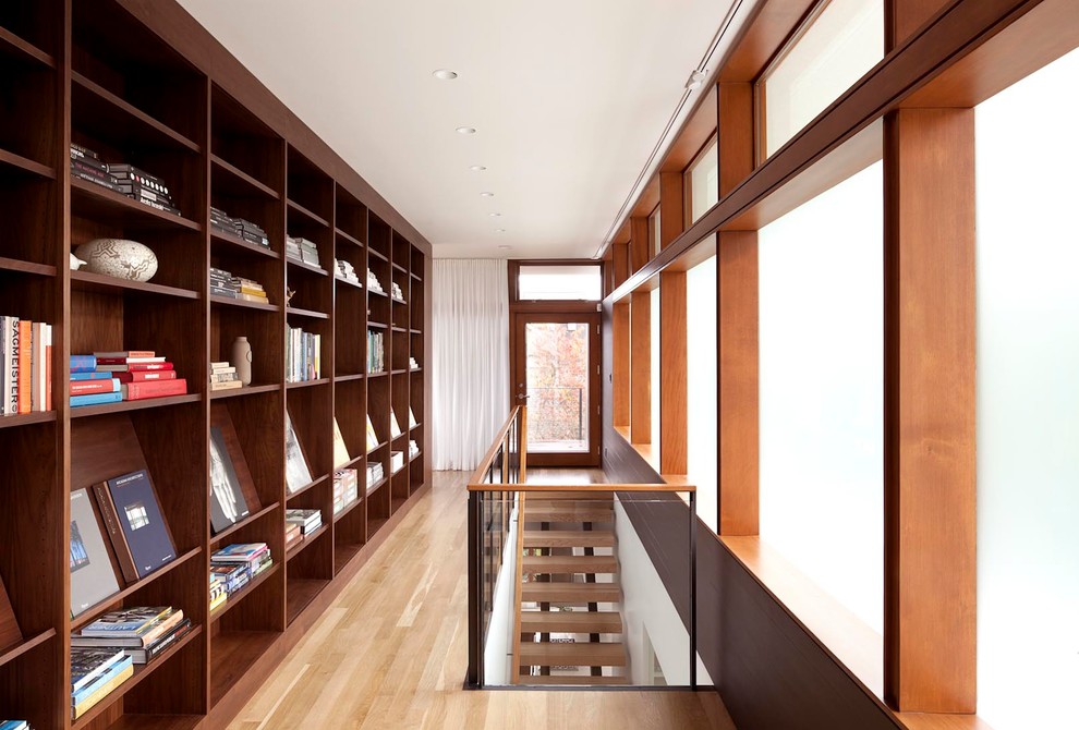 Стильный дизайн: коридор среднего размера в современном стиле с коричневыми стенами, светлым паркетным полом и бежевым полом - последний тренд