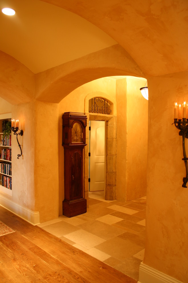 Diseño de recibidores y pasillos clásicos con paredes beige, suelo de madera en tonos medios y iluminación