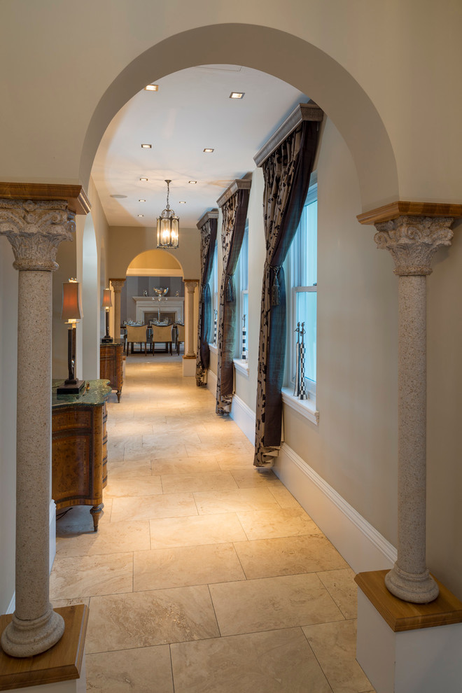 Ejemplo de recibidores y pasillos tradicionales renovados grandes con paredes beige y suelo de travertino