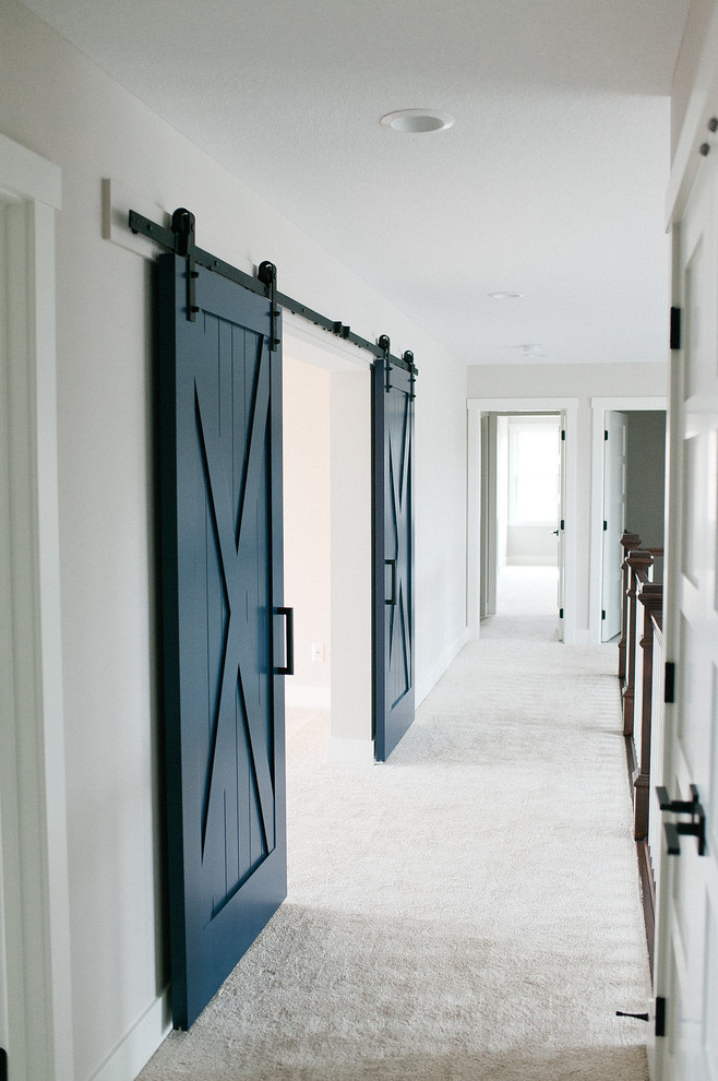 Стильный дизайн: большой коридор в стиле кантри с серыми стенами, ковровым покрытием и бежевым полом - последний тренд
