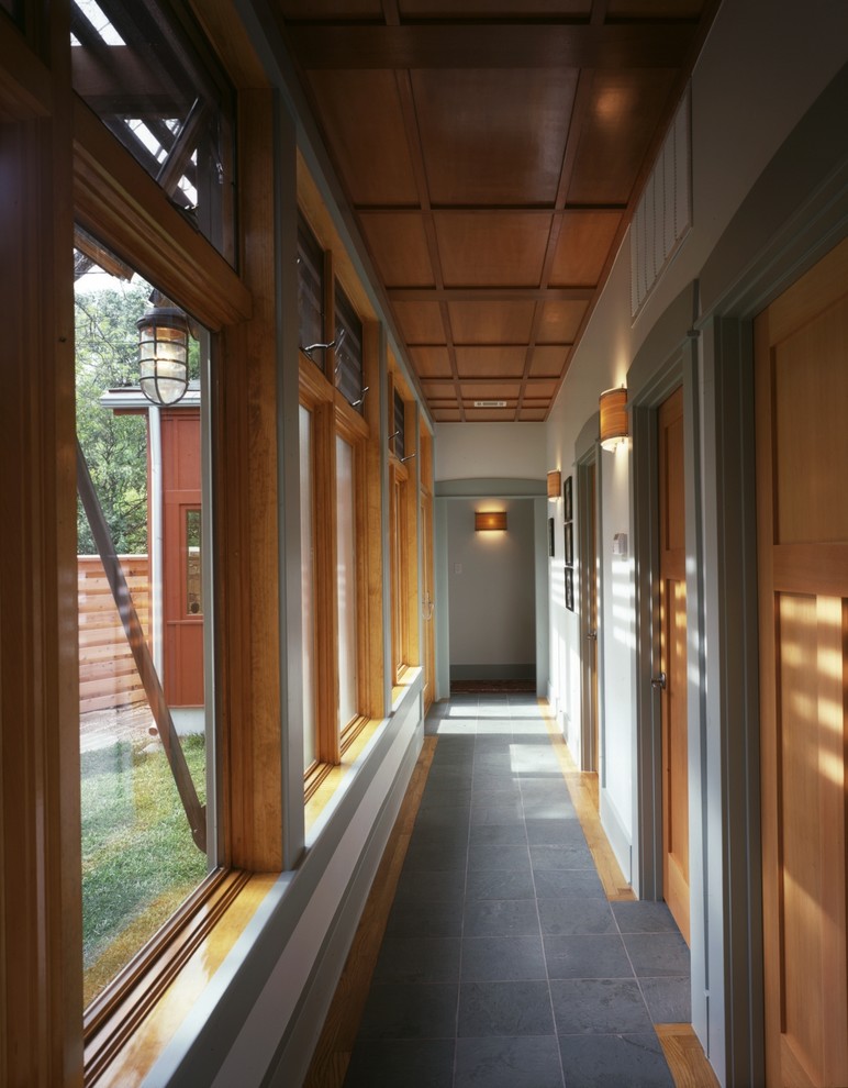 Idéer för små amerikanska hallar, med grå väggar, skiffergolv och grått golv