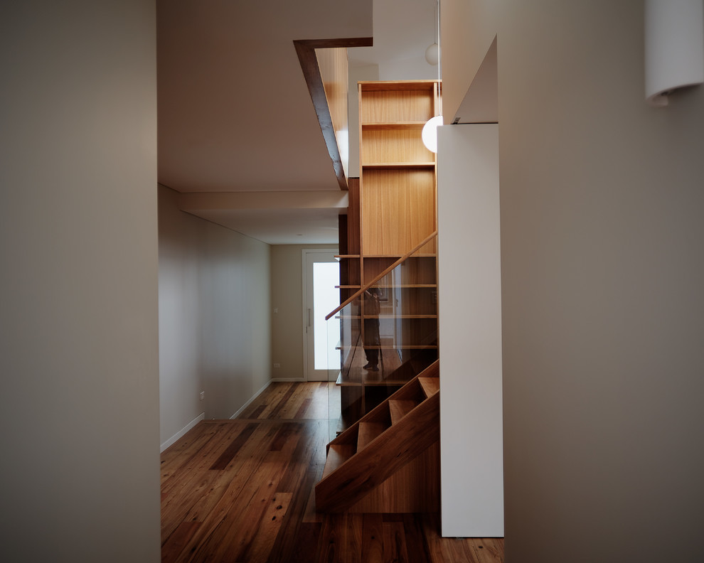 Diseño de recibidores y pasillos actuales con suelo de madera en tonos medios